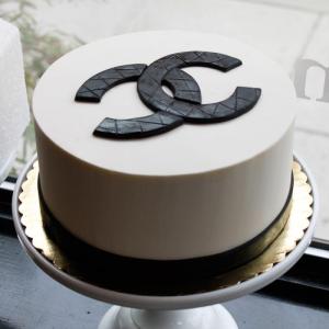 chanel-logo-cake-2